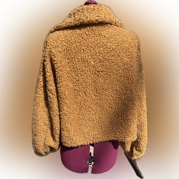 Women’s Oversized Tan ‘Teddy’ Sherpa Jacket with Patch Pockets - Picture 3 of 6